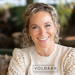 Daniëlle van Voldaan, coach en trainer in persoonlijk leiderschap, lachend in een warme setting
