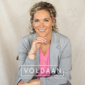 Danielle de Wilde – talentcoach en trainer bij Voldaan – lacht zelfverzekerd in de camera, symbool voor zichtbaarheid en persoonlijk leiderschap.