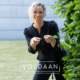 Danielle de Wilde van Voldaan lacht en wijst enthousiast, symbool voor groei, energie en organisatieontwikkeling.